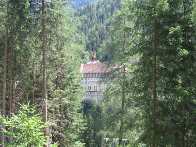 mit schönen Durchblicken zum Kurhaus Val Sinestra, führt uns die Via Engiadina durch den Wald aufwärts