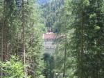 mit schönen Durchblicken zum Kurhaus Val Sinestra, führt uns die Via Engiadina durch den Wald aufwärts