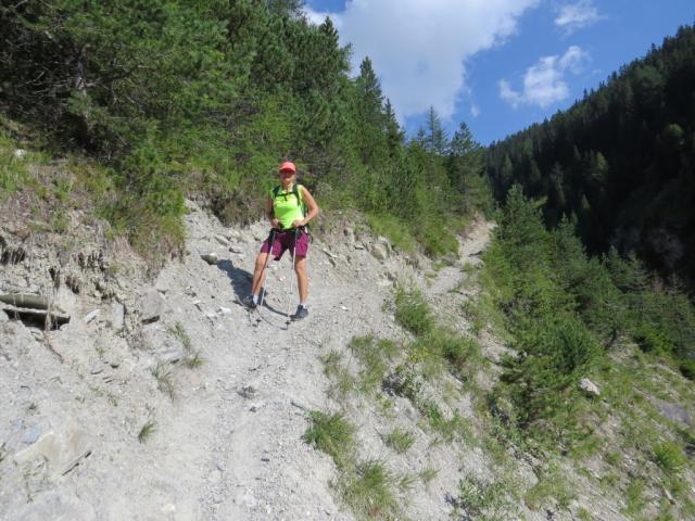 meine Maus findet den Wanderweg sehr spannend und wunderschön