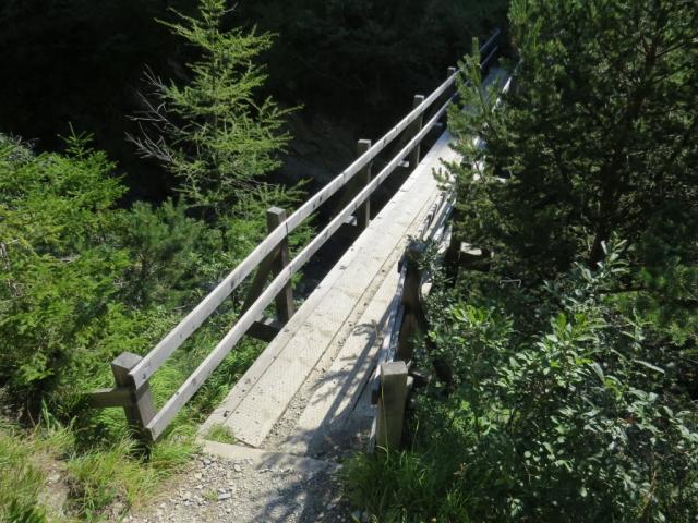 über diese eindrückliche kleine Holzbrücke...