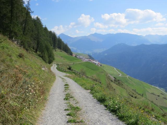 der Blick dehnt sich auf den letzten Teil des Unterengadin und auf die Schweiz-Italienische Grenze