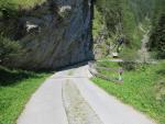 der Weg führt uns in das Bachtobel von Val Puntsot, das über eine Brücke überquert wird