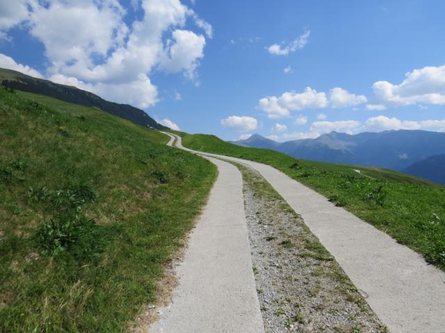 es geht hinauf auf die weiten Felder von Pra Gron