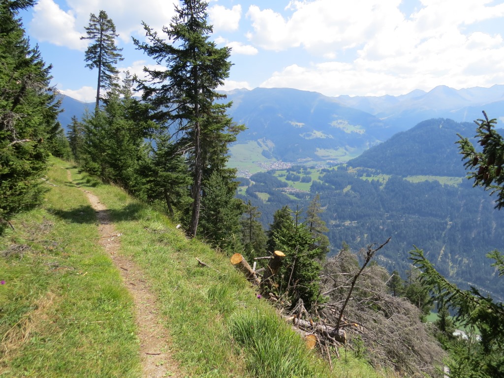 wir blicken auf die gegenüberliegende Talseite nach Österreich, nach Nauders und auf die Reschenpassstrasse