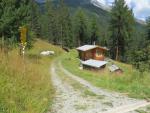 bei den Alphütten von Vadrain 1623 m.ü.M. (letzte Siedlung des Engadins) macht der Weg einen starken linksbogen...