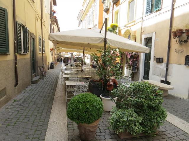 über den Corso della Repubblica, mit seinen vielen Restaurants, verlassen wir Castel Gandolfo