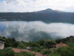 wir verlassen Castel Gandolfo und blicken auf den Lago Albano. Eine Caldera eines alten Vulkans