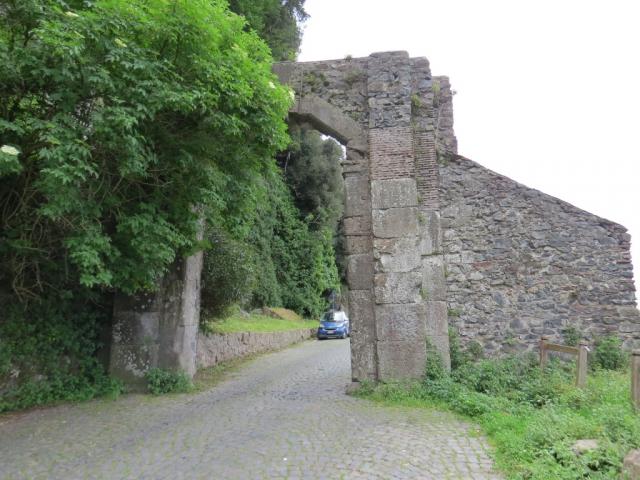 wir laufen durch das ehemaligen Stadttor von Nemi