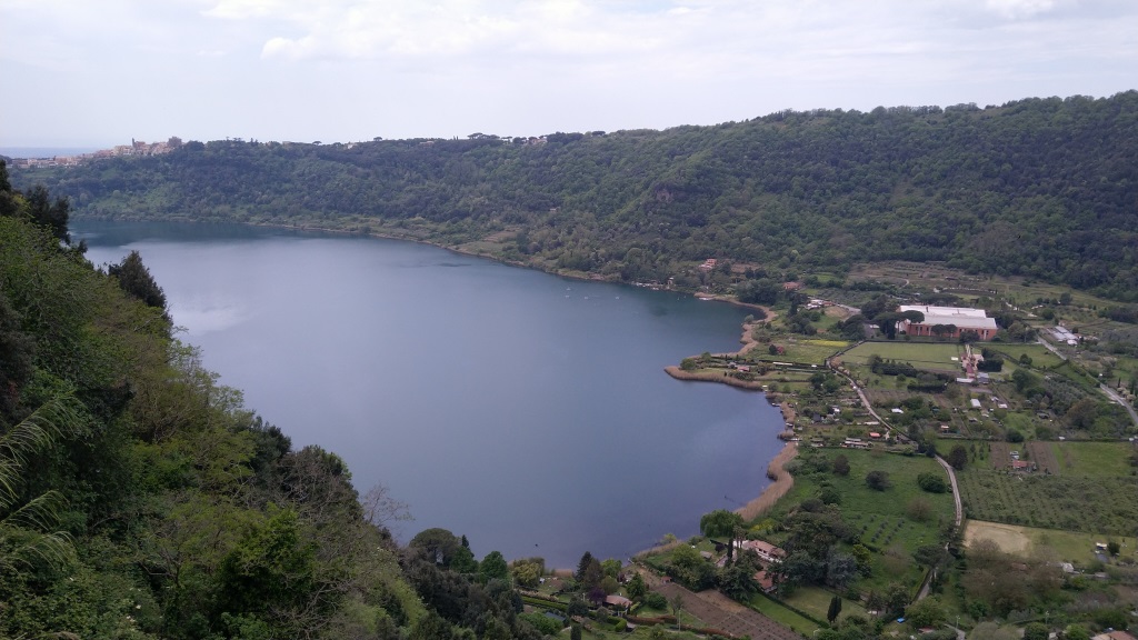 der Kratersee Lago di Nemi. Eine ehemalige Caldera, hat sich auch hier mit Wasser gefüllt