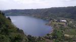 der Kratersee Lago di Nemi. Eine ehemalige Caldera, hat sich auch hier mit Wasser gefüllt