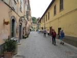 nach der Kaffeepause durchqueren wir die kleine Altstadt von Nemi