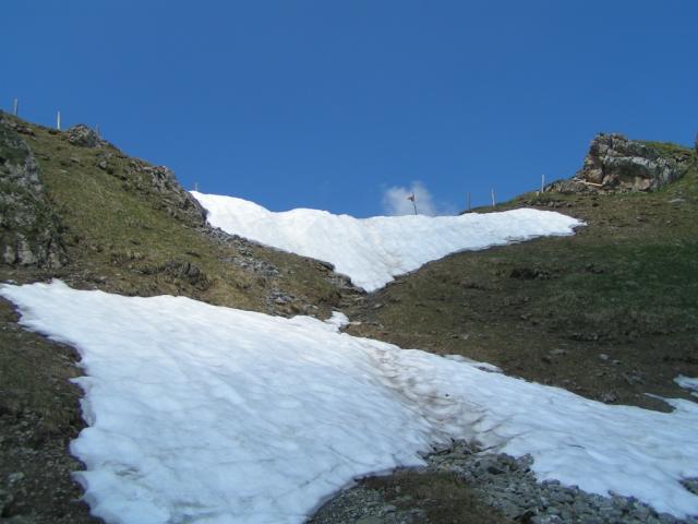 Blick zurück zum Übergang mit Schneewächte 2138 m.ü.M.