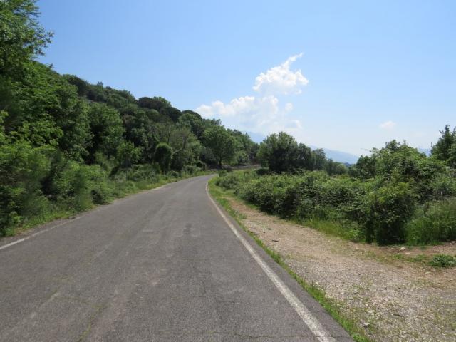 der Wanderweg schlängelt sich durch die Hügellandschaft Richtung Norma