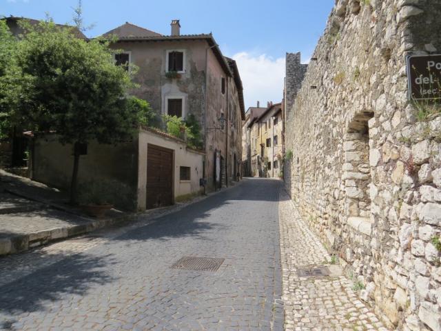 über die Porta del Pozzo, geht es in das mittelalterliche Sermoneta