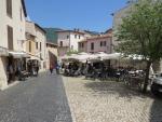 der schöne Dorfplatz von Sermoneta. Die gut erhaltene Altstadt ist ein touristisches Ziel