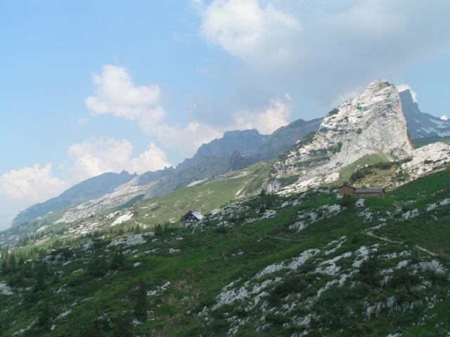 die Hütte, dahinter der Schmal Stöckli zuhinterst der Chaiserstock