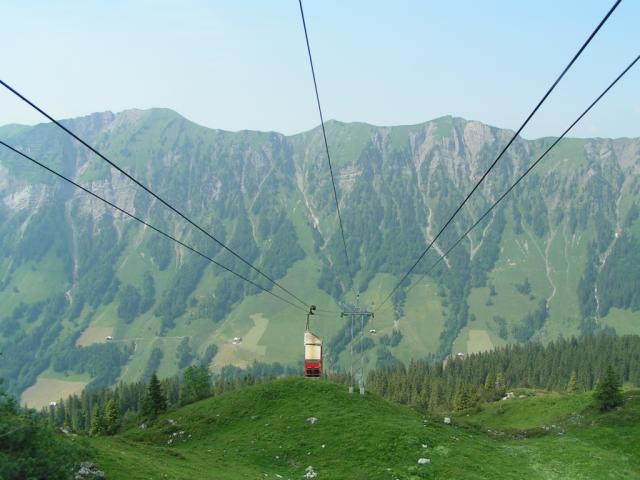 mit der Seilbahn runter ins Riemenstaldner Tal