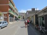 über die alte Via Appia geht es schnurgerade zum alten Stadttor Porta Romana...