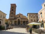 der Dom San Cesareo 1074 geweiht, wurde auf dem Tempel der Roma und des Augustus erbaut