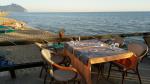 bei einem direkt am Strand gelegenem Restaurant, haben wir ein Tisch reserviert