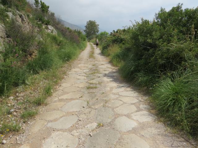 wir wandern über die antike Pflasterung der Via Appia superiore. So schön