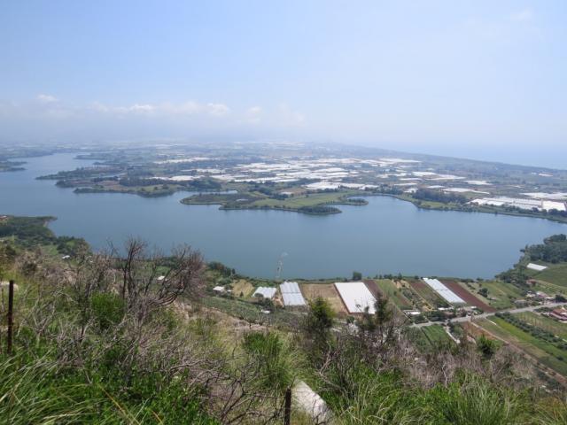 ...und in die Ebene mit dem Lago di Fondi