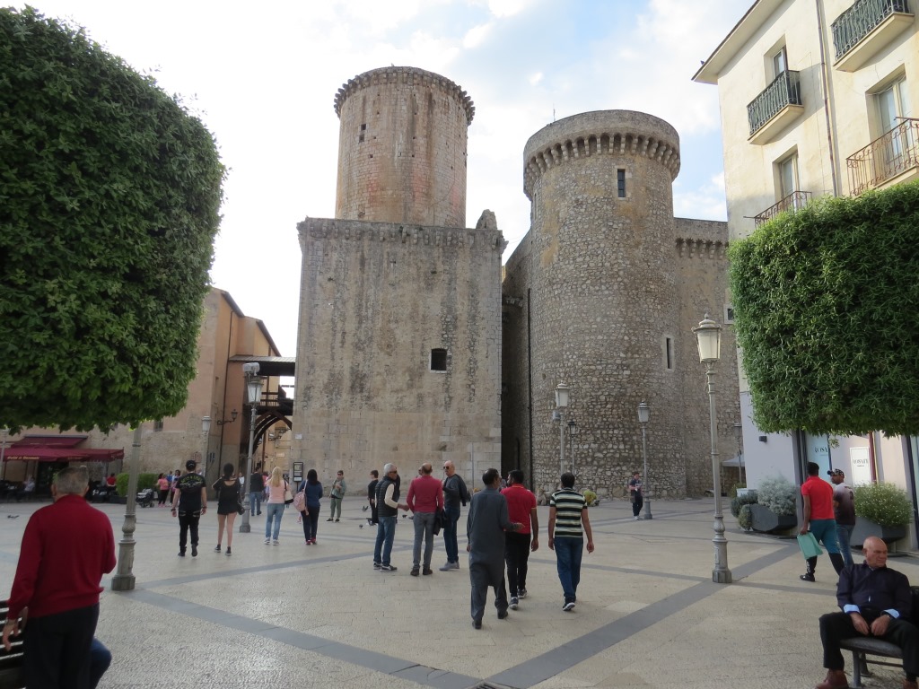 der Castello Baronale, mit ihrem charakteristischen zylindrischen Turm 14. Jhr., ist das Wahrzeichen der Stadt