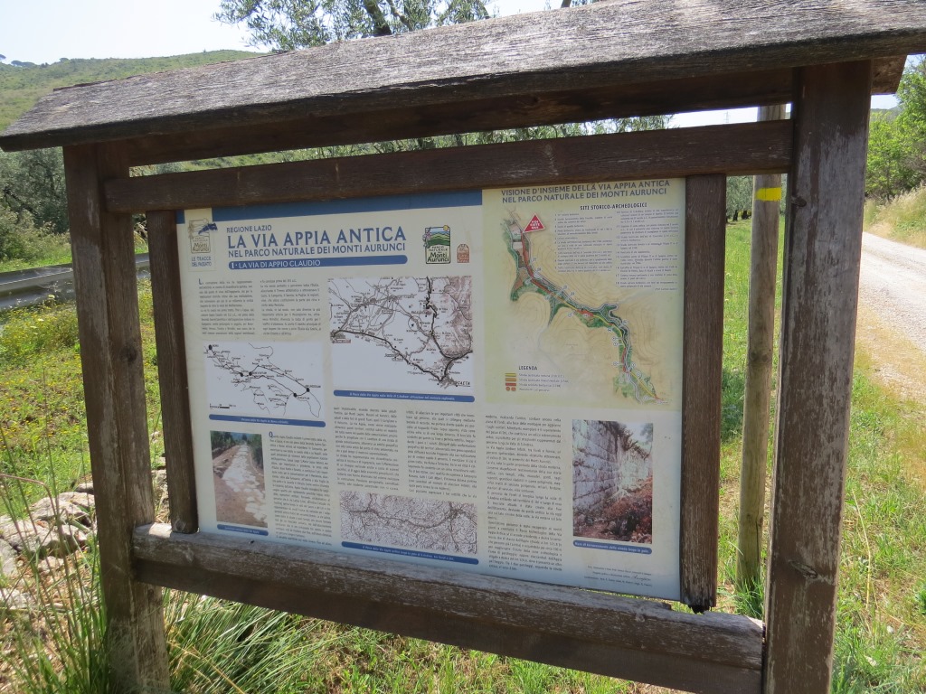 ...biegt der Wanderweg zur Via Appia Antica rechts ab