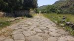 während wir auf dieser historische Strasse wandern, schwelgen wir in der Vergangenheit