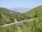 von der Festung aus, schauen wir hinunter zur Via Appia. Am Horizont ist Fondi erkennbar