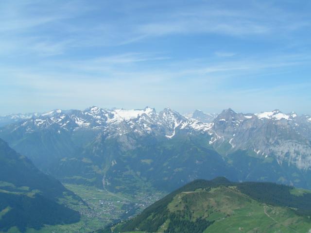 Blick runter auf Eggberge, im Hintergrund der Urirotstock
