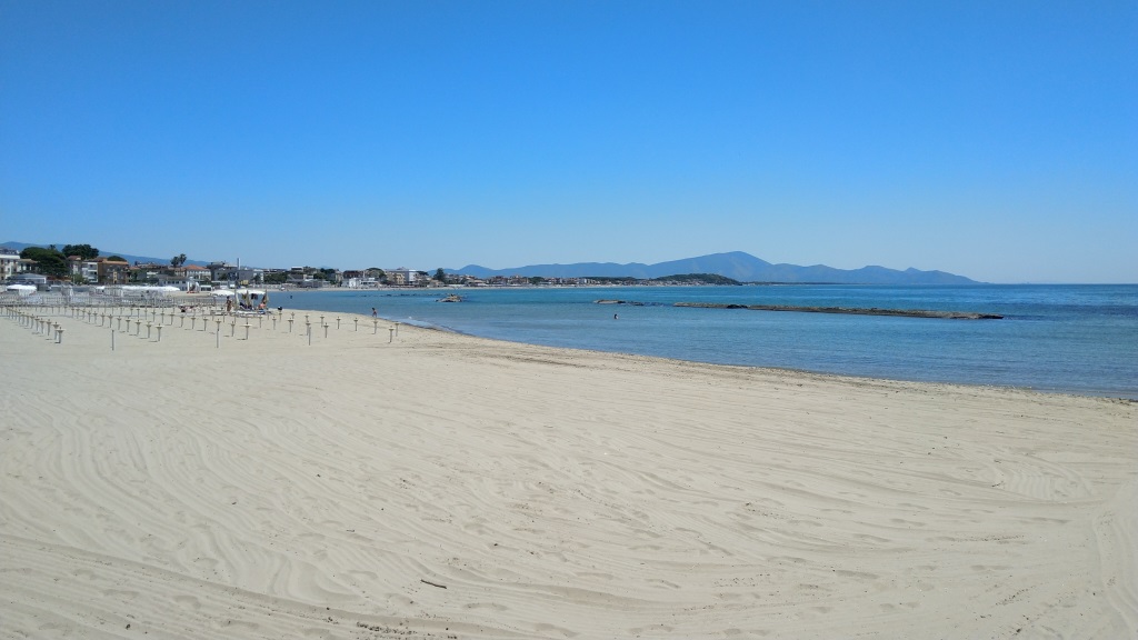 eine Zeitlang laufen wir auf dem Strand weiter...