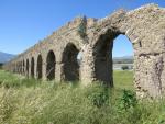 ...besass einen 11 km langen Aquädukt den Vespasian 50 n. Chr. bauen liess. 100 Arkaden stehen heute noch
