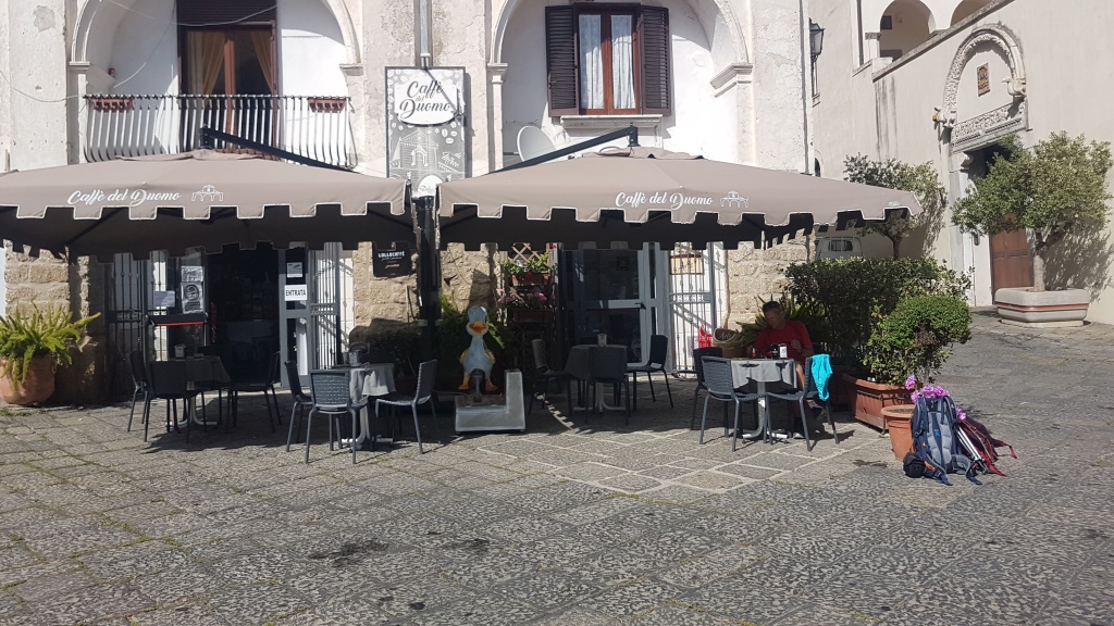 direkt daneben im Caffè del Duomo trinken wir die Enttäuschung weg, das die Kirche geschlossen ist.