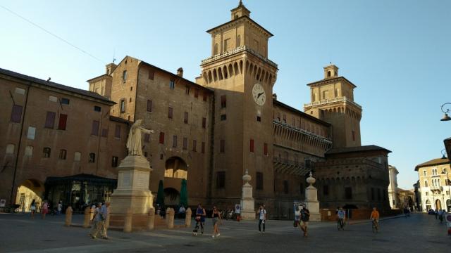 die Piazza Savonarola beim Castello Estense. Der historischen Stadtkerns von Ferrara ist UNESCO Weltkulturerbe