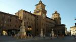 die Piazza Savonarola beim Castello Estense. Der historischen Stadtkerns von Ferrara ist UNESCO Weltkulturerbe