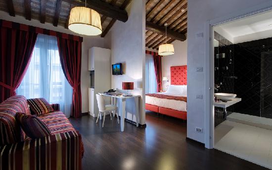 das Hotelzimmer gefällt uns sofort und mitten in der Altstadt von Ferrara