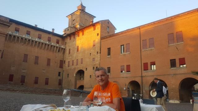 und das mit so einer Aussicht auf das Castello Estense