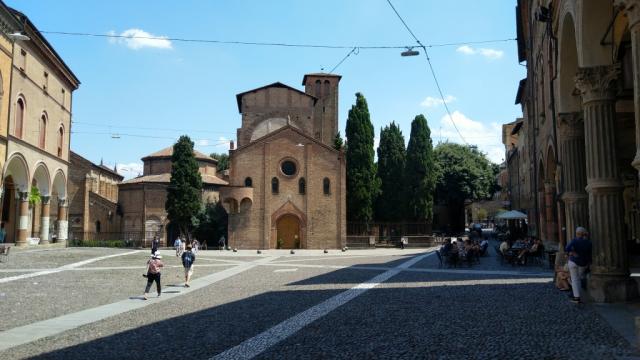 bei der Piazza Santo Stefano mit der Basilika 12.Jhr. die nach dem Vorbild der Grabeskirche erbaut wurde