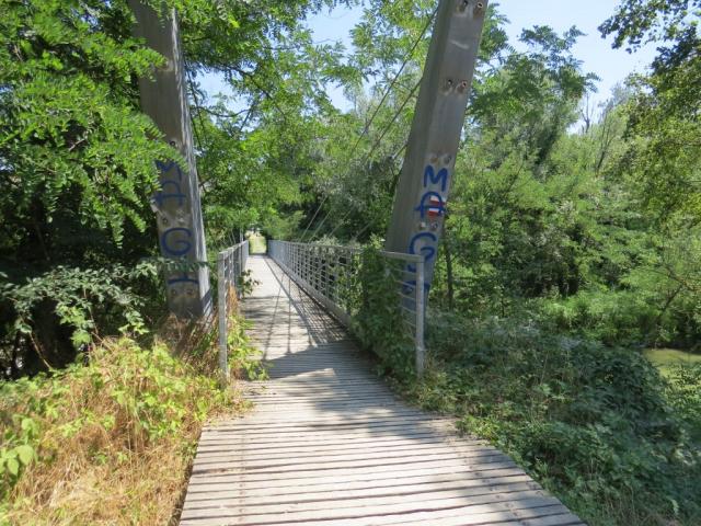 ...wo wir über eine Hängebrücke den Torrente Idice überqueren