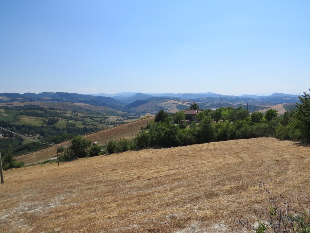 von der Anhöhe aus, Blicken wir in die Richtung wo der Cammino weiterführt, direkt ins Apennin und nach La Verna