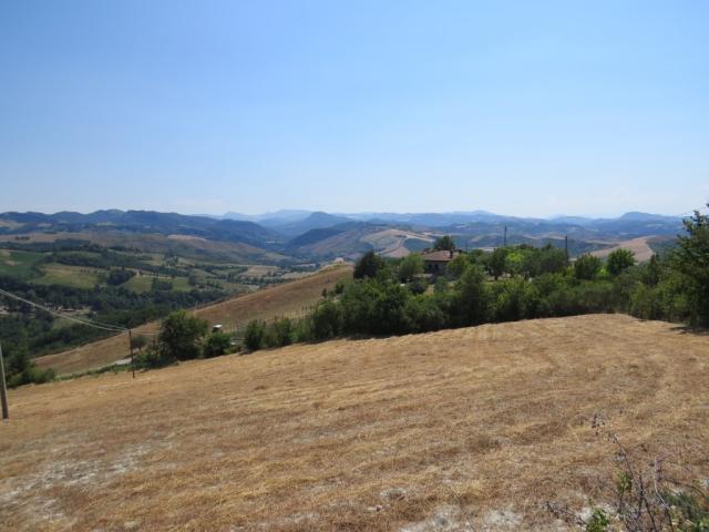 von der Anhöhe aus, Blicken wir in die Richtung wo der Cammino weiterführt, direkt ins Apennin und nach La Verna