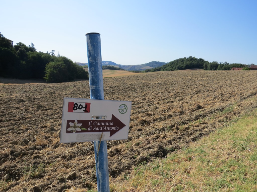 wir fahren nach Settefonti wo uns der Wegweiser die richtige Richtung anzeigt