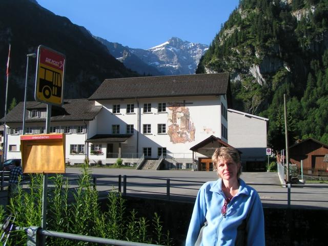 Mäusi bei der Bushaltestelle Unterschächen, im Hintergrund der Gross Ruchen