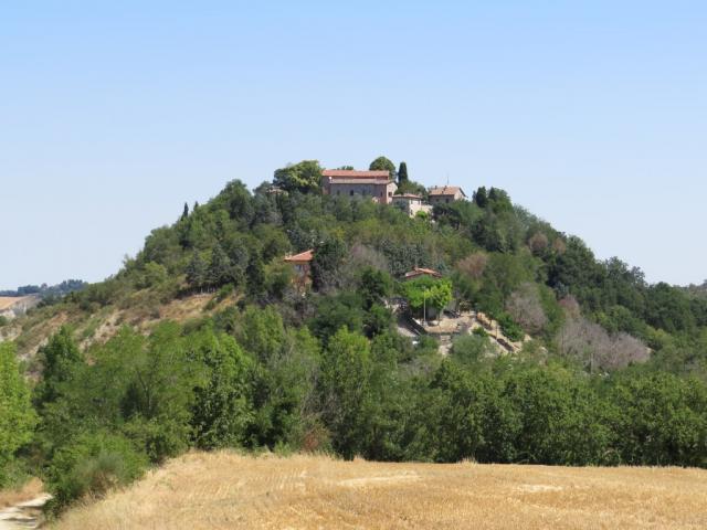 den Castello Pieve Sant' Andrea wird vom Cammino links stehen gelassen