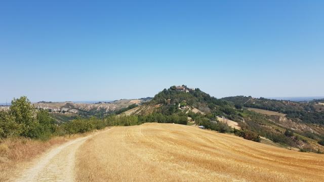 wir blicken zurück von wo wir gekommen sind, und zum Castello Pieve Sant' Andrea