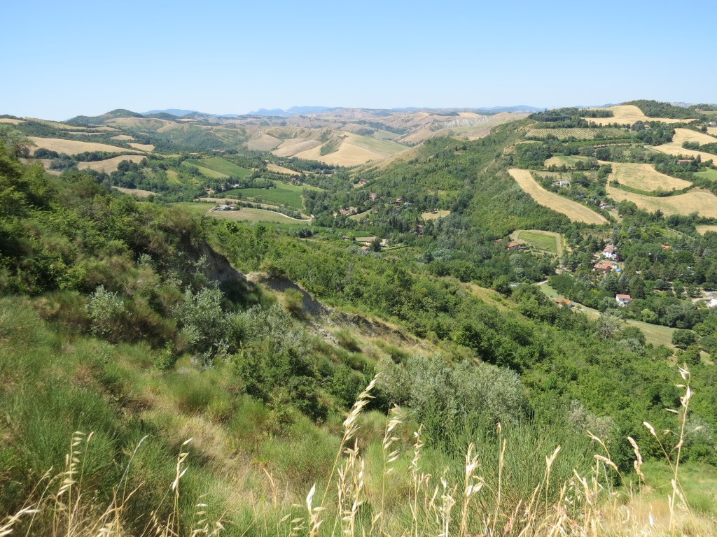 wir können uns nicht satt sehen. Immer wieder bleiben wir stehen und bestaunen das Panorama