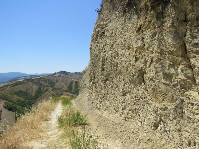 der Wanderweg führt uns nun an so einer Steilwand herum