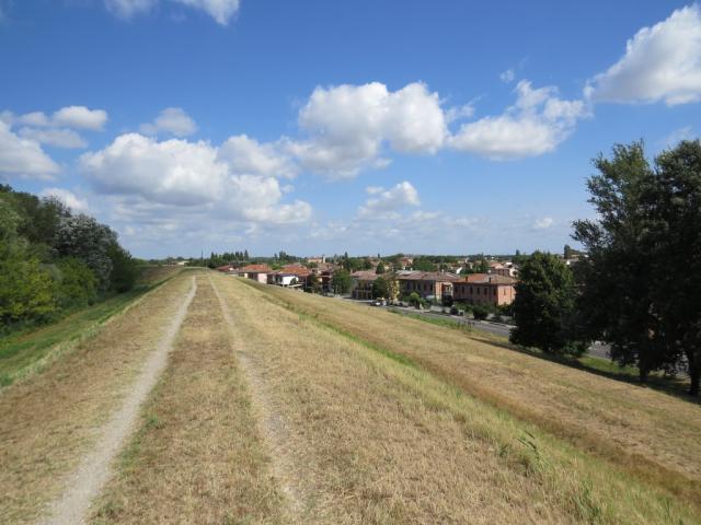 San Biagio liegt wie sollte es anders sein unterhalb dem Damm. Wir biegen nicht ins Dorf hinein und laufen weiter