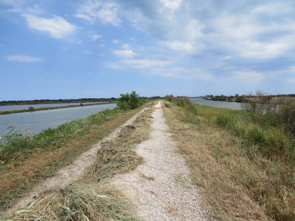 die Via Romea biegt rechts von der Lagune weg ins Landesinnere